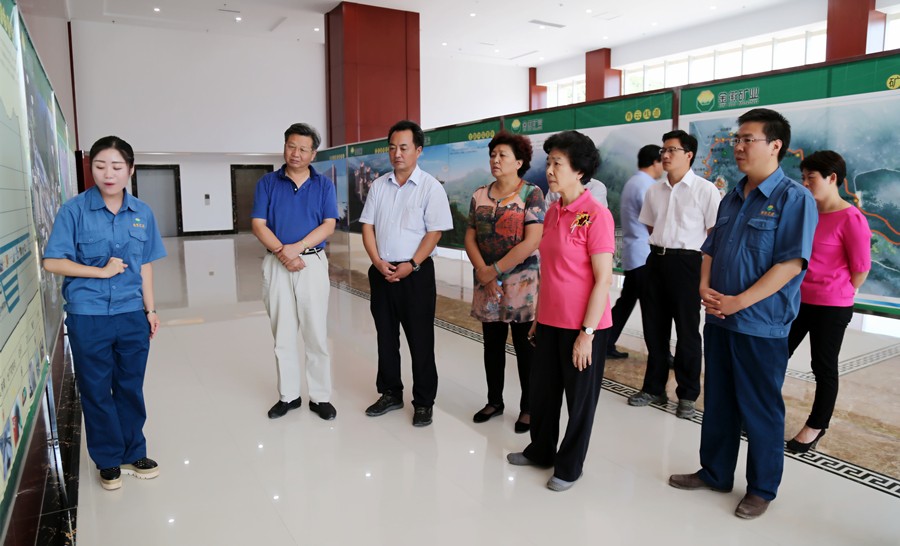 1-2015年8月，全國(guó)政協(xié)副主席、中國(guó)科學(xué)院院士王志珍一行蒞臨金徽股份調(diào)研。.jpg