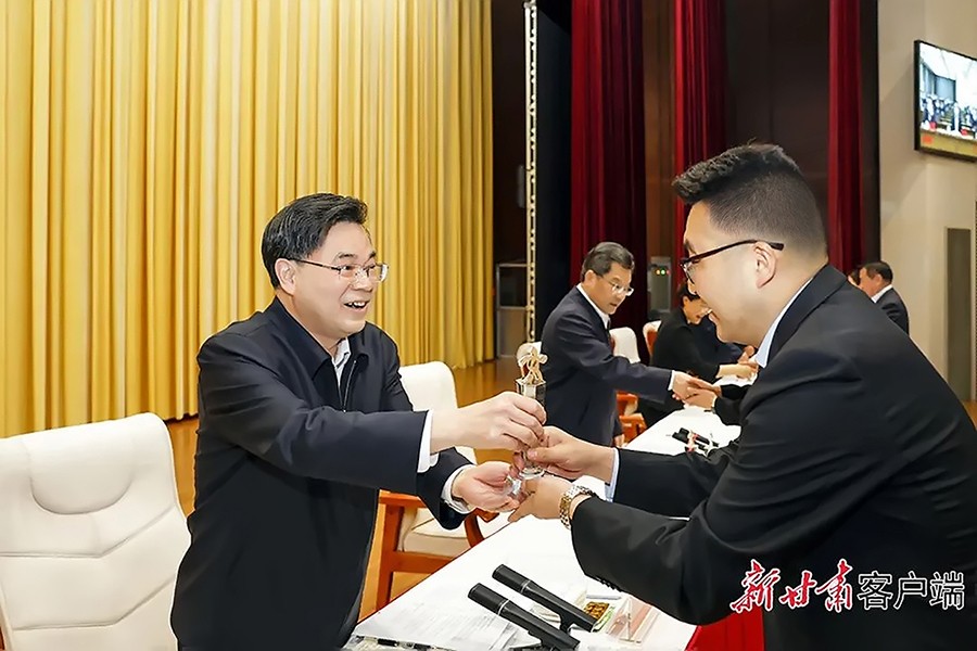 2-2023年5月，省委書記、省人大常委會(huì)主任胡昌升為金徽礦業(yè)旅游景區(qū)授“全省文化旅游發(fā)展突出貢獻(xiàn)集體獎(jiǎng)”。.jpg
