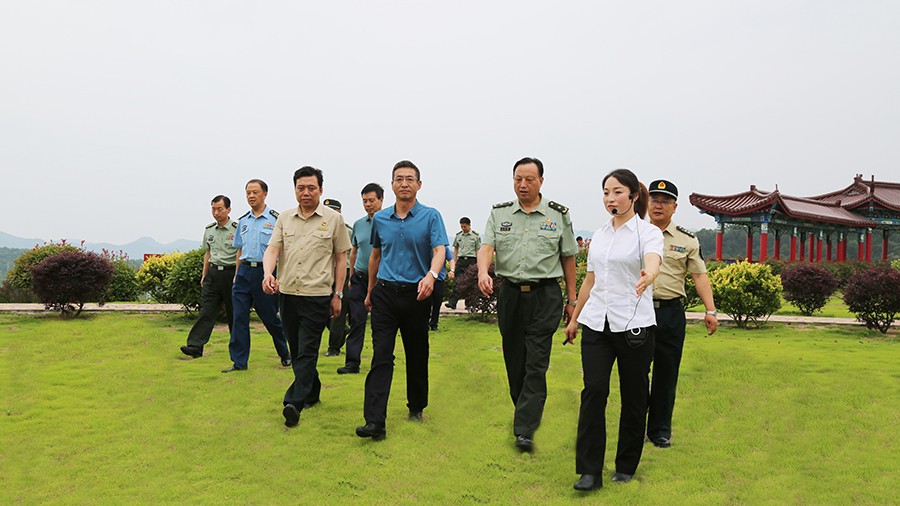 17-2020年7月，省委常委、省軍區(qū)司令員王文清蒞臨金徽股份調(diào)研企業(yè)編兵和綠色礦山建設(shè)工作是表示：金徽股份將民兵作為企業(yè)應(yīng)急救援力量的一員，充分發(fā)揮了民兵作用，立起了在企業(yè)編兵的標(biāo)桿。.jpg