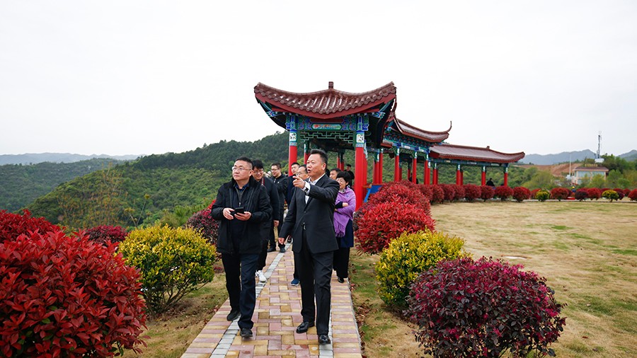47-2020年4月，新華社甘肅分社社長(zhǎng)任衛(wèi)東蒞臨金徽股份調(diào)研金融服務(wù)實(shí)體經(jīng)濟(jì)及疫后企業(yè)復(fù)工情況。.jpg