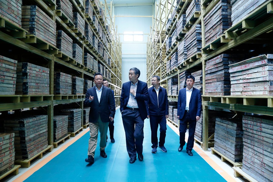 55-2019年4月，全國(guó)綠色礦山建設(shè)標(biāo)準(zhǔn)解讀與經(jīng)驗(yàn)交流研討會(huì)——綠色礦業(yè)發(fā)展萬(wàn)里行（隴南站）活動(dòng)在金徽股份舉辦。中國(guó)礦業(yè)聯(lián)合會(huì)黨委書記、會(huì)長(zhǎng)彭齊鳴出席主持會(huì)議，并就金徽股份的綠色礦山建設(shè)情況進(jìn)行調(diào)研。.jpg