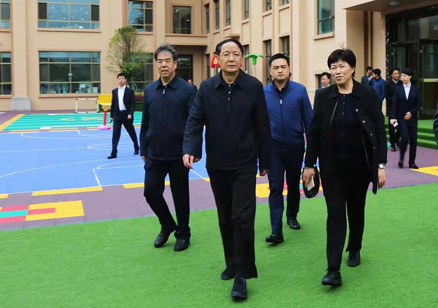 5.2018年4月，時(shí)任省政協(xié)主席、黨組書記歐陽(yáng)堅(jiān)蒞臨金徽企業(yè)視察-900.jpg